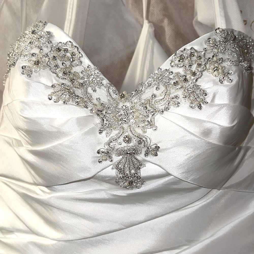 Casablanca The Diamond Collection White Wedding Gown With Train NWT - Picture 4 of 17